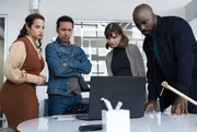 (v.l.n.r.) Patti Hitchens (Dascha Polanco); Ben Shakir (Aasif Mandvi); Kristen Bouchard (Katja Herbers); David Acosta (Mike Colter)