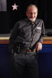 Welche Rolle spielt der High School-Hausmeister Ray Buxley (Robert Englund), der damals in den Verdacht geriet, eine ehemalige Mitschülerin umgebracht zu haben, in Bones' neuestem Fall? Welche Rolle spielt der High School-Hausmeister Ray Buxley (Robert Englund), der damals in den Verdacht geriet, eine ehemalige Mitschülerin umgebracht zu haben, in Bones' neuestem Fall?