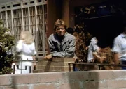 MacGyver (Richard Dean Anderson) überlegt, wie er seinen Freund Paul aus der Gewalt der Gangster befreien kann. MacGyver (Richard Dean Anderson) überlegt, wie er seinen Freund Paul aus der Gewalt der Gangster befreien kann.