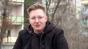 S14E68: Der frischgebackene Papa Jonas möchte, dass es seiner Tochter einmal finanziell besser geht als ihm. Vor allem den Start ins Erwachsenenleben will er ihr erleichtern und hat deshalb schon einen Sparplan vor Augen. S14E68: Der frischgebackene Papa Jonas möchte, dass es seiner Tochter einmal finanziell besser geht als ihm. Vor allem den Start ins Erwachsenenleben will er ihr erleichtern und hat deshalb schon einen Sparplan vor Augen.
