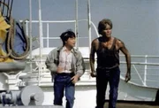 MacGyver (Richard Dean Anderson, r.) hat den kleinen Paul Chan (Leon Fan, l.) befreit. MacGyver (Richard Dean Anderson, r.) hat den kleinen Paul Chan (Leon Fan, l.) befreit.