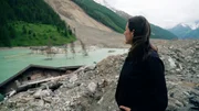Nina Brunner in Blatten vor von der Flut erfassten Häusern Nina Brunner in Blatten vor von der Flut erfassten Häusern