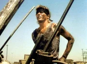 Als Seemann verkleidet befindet sich MacGyver (Richard Dean Anderson) an Bord des Schiffes von Mr. Lee Wenying. Als Seemann verkleidet befindet sich MacGyver (Richard Dean Anderson) an Bord des Schiffes von Mr. Lee Wenying.