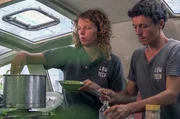 Claire zeigt Corentin, was man mit Mikroorganismen alles machen kann.