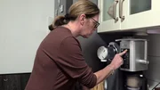 S14E68: Sandra hat eine neue Küchenmaschine, die ihr in Sachen Nachtisch Arbeit ersparen soll. Für eine Testrunde lädt sie ihre Tante Ela und Freundin Beate zum Softeis ein. Allerdings hat das Gerät so seine Eigenheiten... S14E68: Sandra hat eine neue Küchenmaschine, die ihr in Sachen Nachtisch Arbeit ersparen soll. Für eine Testrunde lädt sie ihre Tante Ela und Freundin Beate zum Softeis ein. Allerdings hat das Gerät so seine Eigenheiten...