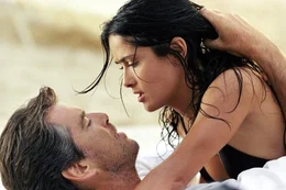 Lola Cirillo (Salma Hayek) und Max Burdett (Pierce Brosnan)