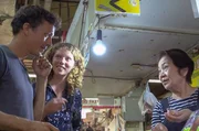 Corentin (li.) und Claire (Mi.) probieren auf einem Markt im japanischen Okinawa fermentierten Tofu.