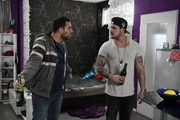 Rocko (Marc Barthel, r.) verdächtigt Birol (Walid Al-Atiyat, l.) das Geld gestohlen zu haben ... Rocko (Marc Barthel, r.) verdächtigt Birol (Walid Al-Atiyat, l.) das Geld gestohlen zu haben ...
