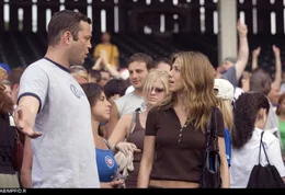 Bei einem Baseballspiel laufen sich Reisef&uuml;hrer Gary Grobowski (Vince Vaughn, l.) und Galeristin Brooke Meyers (Jennifer Aniston, r.) das erste Mal &uuml;ber den Weg und verlieben sich - nicht ahnend, dass sie in zwei Jahren einen erbitterten Kampf f&uuml;hren werden ...