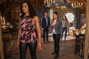 (v.l.n.r.) Macy Vaughn (Madeleine Mantock); Harry Greenwood (Rupert Evans); Mel Vera (Melonie Diaz); Maggie Vera (Sarah Jeffery) (v.l.n.r.) Macy Vaughn (Madeleine Mantock); Harry Greenwood (Rupert Evans); Mel Vera (Melonie Diaz); Maggie Vera (Sarah Jeffery)