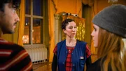 &bdquo;Wischen ist Macht&ldquo;, &bdquo;Party vorbei.&ldquo; Michelle und ihr Team werden zu einem luxuri&ouml;sen Notfall in der russischen Botschaft gerufen: Der Neffe der Botschafterin hat hinter ihrem R&uuml;cken eine Party gefeiert, die etwas ausgeartet ist. Allerdings dr&auml;ngt die Zeit schon sehr, da seine Tante bald eintreffen wird. Michelle &uuml;bernimmt den Keller und trifft dort auf einen &uuml;briggebliebenen Fetischisten, w&auml;hrend Fernando und Zoe von einer Partyleiche verfolgt werden. Mira st&ouml;&szlig;t derweilen am Buffet auf einen Haufen Kaviar und die Sehnsucht nach ihrem alten Leben erwacht. Dabei schreckt sie auch nicht davor zur&uuml;ck Valentin in ihren Wahn mithineinzuziehen. Im Bild (v.li.): Stefano Bernardin (Fernando), Ursula Strauss (Michelle Sendracek), Lilian Jane Gartner (Zoe).