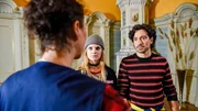 &bdquo;Wischen ist Macht&ldquo;, &bdquo;Party vorbei.&ldquo; Michelle und ihr Team werden zu einem luxuri&ouml;sen Notfall in der russischen Botschaft gerufen: Der Neffe der Botschafterin hat hinter ihrem R&uuml;cken eine Party gefeiert, die etwas ausgeartet ist. Allerdings dr&auml;ngt die Zeit schon sehr, da seine Tante bald eintreffen wird. Michelle &uuml;bernimmt den Keller und trifft dort auf einen &uuml;briggebliebenen Fetischisten, w&auml;hrend Fernando und Zoe von einer Partyleiche verfolgt werden. Mira st&ouml;&szlig;t derweilen am Buffet auf einen Haufen Kaviar und die Sehnsucht nach ihrem alten Leben erwacht. Dabei schreckt sie auch nicht davor zur&uuml;ck Valentin in ihren Wahn mithineinzuziehen. Im Bild (v.li.): Ursula Strauss (Michelle Sendracek), Lilian Jane Gartner (Zoe), Stefano Bernardin (Fernando).