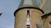 Aus Protest gegen seine K&uuml;ndigung hat sich ein Bauarbeiter auf einem Burgturm verschanzt. Nun droht er abzust&uuml;rzen.