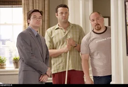 Gary (Vince Vaughn, M.), sein bester Freund Johnny (Jon Favreau, r.) und der befreundete Makler Riggleman (Jason Bateman, l.) sind geschockt, als sie sehen, zu welchen Mitteln Brooke greift, um Gary aus der Wohnung zu vertreiben ...