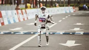 Roboter läuft ein Rennen. Roboter läuft ein Rennen.