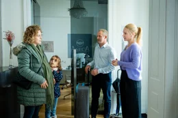 Oksana (Alina Danko, l.) ist mit ihrer Tochter Nadja (Mariia Kasianenko, 2.v.l.) aus Kiew geflohen und kommt in M&uuml;nchen bei Niclas (Maximilian Br&uuml;ckner, 2.v.r.) und Judith (Lisa Maria Potthoff, r.) unter, f&uuml;r die sie ein Kind als Leihmutter austr&auml;gt.