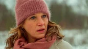 Ein Artikel im Heideecho setzt Lou (Eva-Maria Grein von Friedl) massiv unter Druck. Als sich der Großteil ihrer Mitarbeiter aus Protest krankmeldet, muss sie ihre Führungsqualitäten beweisen. Ein Artikel im Heideecho setzt Lou (Eva-Maria Grein von Friedl) massiv unter Druck. Als sich der Großteil ihrer Mitarbeiter aus Protest krankmeldet, muss sie ihre Führungsqualitäten beweisen.