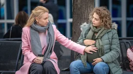 Judith (Lisa Maria Potthoff) ist Oksana (Alina Danko, r.) unendlich dankbar, dass sie ihr Kind austr&auml;gt.
