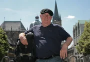 Von Aachen nach Görlitz führt Armins Weg bei seiner dritten "Deutschlandreise mit der Maus". 20 Jahre nach dem Fall der Mauer erkundet Filmemacher Armin Maiwald, was am "Wanderweg der deutschen Einheit" zu entdecken ist. Nachdem er schon mit Auto, Zug und Schiff unterwegs war, hat er bei dieser "Deutschlandreise" die Wanderstiefel geschnürt und durchquert zu Fuß das Land. Von Aachen nach Görlitz führt Armins Weg bei seiner dritten "Deutschlandreise mit der Maus". 20 Jahre nach dem Fall der Mauer erkundet Filmemacher Armin Maiwald, was am "Wanderweg der deutschen Einheit" zu entdecken ist. Nachdem er schon mit Auto, Zug und Schiff unterwegs war, hat er bei dieser "Deutschlandreise" die Wanderstiefel geschnürt und durchquert zu Fuß das Land.