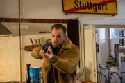 Was macht der Wismarer Kriminaloberkommissar Lars Pöhlmann (Dominic Boeer) im Einsatz in Stuttgart? Das schwäbische Ermittlerteam hat bei der Suche nach dem Mörder eines Pfandhausmitarbeiters Not am Mann und holt sich kurzerhand Unterstützung aus dem Norden. Und auch hier lässt der smarte Kollege nichts anbrennen. Was macht der Wismarer Kriminaloberkommissar Lars Pöhlmann (Dominic Boeer) im Einsatz in Stuttgart? Das schwäbische Ermittlerteam hat bei der Suche nach dem Mörder eines Pfandhausmitarbeiters Not am Mann und holt sich kurzerhand Unterstützung aus dem Norden. Und auch hier lässt der smarte Kollege nichts anbrennen.