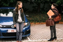 Da sich hinsichtlich der Identit&auml;t von Leo Castaneda Fragen auftun, sucht die Polizistin Virginie (Marine Vacth, l.) eine Richterin (Sandra Zidani, r.) auf, durch die sie sich Einblicke in eine Interpol-Akte zu Castaneda erhofft.