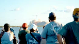 Interessierte Zuschauer filmen den Start einer Rakete von der gegen&uuml;berliegenden Seite des Schifffahrtskanals, aus knapp 7 Kilometer Luftlinie Entfernung.