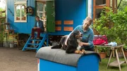 Fritz (Guido Hammesfahr, links) macht sich große Sorgen um seinen Hund Keks: Er frisst nicht und will keine Runden mehr drehen. Zum Glück kann Tierärztin Marlen (Marie Burchard, rechts) ihm helfen. Fritz (Guido Hammesfahr, links) macht sich große Sorgen um seinen Hund Keks: Er frisst nicht und will keine Runden mehr drehen. Zum Glück kann Tierärztin Marlen (Marie Burchard, rechts) ihm helfen.