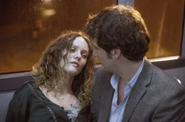 &Eacute;ric (Guillaume Canet) k&uuml;mmert sich um die verletzte C&eacute;cile (Vanessa Paradis).