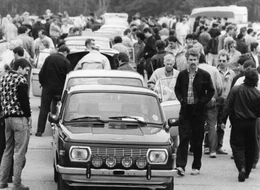 "Wenn sie rosten, ab in den Osten". Im letzten Jahr der DDR ist alles m&ouml;glich: Der Hunger nach Autos aus dem Westen ist so gro&szlig;, dass selbst Schrottwagen Rekordpreise erzielen. Einen T&Uuml;V gibt's in der DDR nicht.