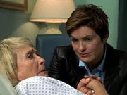 Bess Sherman (Jane Powell, li.) wurde Mi?handelt. Olivia (Mariska Hargitay, re.) versucht der alten Dame helfen...