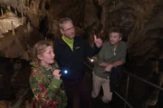Bianca und Johannes (r.) bekommen eine exklusive Führung in der Tropfsteinhöhle. Bianca und Johannes (r.) bekommen eine exklusive Führung in der Tropfsteinhöhle.