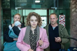 Durch den Krieg in der Ukraine m&uuml;ssen Niclas (Maximilian Br&uuml;ckner, r.) und Judith (Lisa Maria Potthoff, l.) ihr Kind pers&ouml;nlich in Kiew abholen, nachdem Oksana (Alina Danko, M.) es dort zur Welt gebracht hat. Kann Oksana das Baby loslassen?