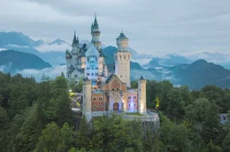 Schloss Neuschwanstein: Opernstars pr&auml;sentieren die sch&ouml;nsten Melodien vor der m&auml;rchenhaften Kulisse.