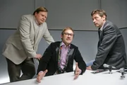 Als das gestohlene Gemälde bei Franz von Stein (Niels Bruno Schmidt, M.) auftaucht, wird er von den Kommissaren Hartl (Michael A. Grimm, l.) und Lind (Tom Mikulla, r.) unter Druck gesetzt. Als das gestohlene Gemälde bei Franz von Stein (Niels Bruno Schmidt, M.) auftaucht, wird er von den Kommissaren Hartl (Michael A. Grimm, l.) und Lind (Tom Mikulla, r.) unter Druck gesetzt.
