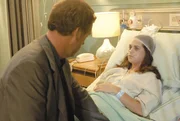 Addie (Lyndsy Fonseca, l.) hofft, dass Dr. House (Hugh Laurie, l.) ihr helfen kann ... Addie (Lyndsy Fonseca, l.) hofft, dass Dr. House (Hugh Laurie, l.) ihr helfen kann ...