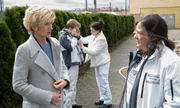 Kriminalhauptkommissarin Martina Seiffert (Astrid M. Fünderich, l.) nimmt den restlichen Malertrupp genau unter die Lupe. Sie findet sowohl bei der Chefin Katrin Binder (Bärbel Schwarz, r.) als auch bei der Auszubildenden Moana Covaci (Meggie Alisa Aubele, 2.v.r.) und dem Hilfsanstreicher Marcel Wagner (Jakob Schmidt) erdrückende Motive. Kriminalhauptkommissarin Martina Seiffert (Astrid M. Fünderich, l.) nimmt den restlichen Malertrupp genau unter die Lupe. Sie findet sowohl bei der Chefin Katrin Binder (Bärbel Schwarz, r.) als auch bei der Auszubildenden Moana Covaci (Meggie Alisa Aubele, 2.v.r.) und dem Hilfsanstreicher Marcel Wagner (Jakob Schmidt) erdrückende Motive.