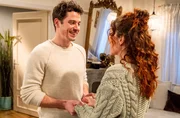 Kilian (Anthony Paul l.) will kein Risiko mehr eingehen und &uuml;berredet Fanny (Johanna Grean r.), ganz schnell zu heiraten.