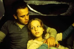 L-R: Floyd (Frank Giering) und Telsa (Julia Hummer)