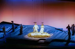 Die Hochzeit von Zerlina (Francesca di Sauro, Mi. re.) und Masetto (Leon Koavic, Mi. li.): Als Don Giovanni Zerlina erblickt, versucht er sofort, sie zu erobern.