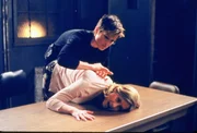 Bevor Detective Benson (Mariska Hargitay, oben) den gesuchten Serienmörder verhaften kann, wird er von der Prostituierten Debra Peterson (Sharon Lawrence) in Notwehr erschossen. Doch ist sie wirklich diejenige, die sie vorgibt zu sein? Bevor Detective Benson (Mariska Hargitay, oben) den gesuchten Serienmörder verhaften kann, wird er von der Prostituierten Debra Peterson (Sharon Lawrence) in Notwehr erschossen. Doch ist sie wirklich diejenige, die sie vorgibt zu sein?
