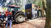 Matthias Benthin nimmt das neue Tiny House „Mimi“ im Land of Green in Empfang. Bis Mimi am richtigen Platz steht gibt es noch einige Hürden zu überwinden. Matthias Benthin nimmt das neue Tiny House „Mimi“ im Land of Green in Empfang. Bis Mimi am richtigen Platz steht gibt es noch einige Hürden zu überwinden.
