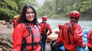 Ivana bereitet die Touristengruppe auf eine Raftingtour vor. Ivana bereitet die Touristengruppe auf eine Raftingtour vor.