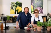 Dass Leckeres nicht automatisch lange braucht, zeigen Björn Freitag (l) und Christina Becher bei Viel für wenig. Perfekt auch für Haushalte mit wählerischen Gaumen. Dass Leckeres nicht automatisch lange braucht, zeigen Björn Freitag (l) und Christina Becher bei Viel für wenig. Perfekt auch für Haushalte mit wählerischen Gaumen.