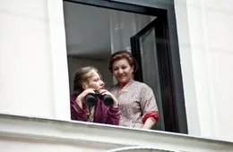 Dunja Sowinetz (Gitti), Louise Martini (Hausmeisterin).