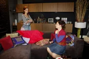 Manu (Marie Zielcke, l.) kommt aus ihrem Urlaub zurück und findet Mark in ihrer Wohnung vor - gemeinsam mit Alexandra! Bevor Mark alles erklären kann, schmeißt Manu die beiden hochkant raus und will ihn nicht mehr sehen. Eva (Anett Heilfort, r.) versucht sie zu beruhigen ... Manu (Marie Zielcke, l.) kommt aus ihrem Urlaub zurück und findet Mark in ihrer Wohnung vor - gemeinsam mit Alexandra! Bevor Mark alles erklären kann, schmeißt Manu die beiden hochkant raus und will ihn nicht mehr sehen. Eva (Anett Heilfort, r.) versucht sie zu beruhigen ...