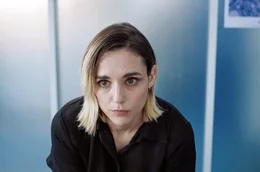 Rachel (Lila Gueneau) l&auml;sst ihre anhaltende, permanente M&uuml;digkeit &auml;rztlich abkl&auml;ren. Als sie von ihrer Diagnose erf&auml;hrt, ist sie geschockt.