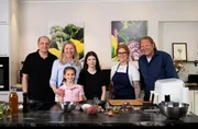 Täglich frisch zu kochen ist für Familie Führ immer wieder anstrengend. Wie man im Alltag entspannt auf Würztütchen verzichten kann und welches Potential die Heißluftfritteuse hat, zeigen der Familie Christina Becher (5. v. l.) und Björn Freitag (r). Täglich frisch zu kochen ist für Familie Führ immer wieder anstrengend. Wie man im Alltag entspannt auf Würztütchen verzichten kann und welches Potential die Heißluftfritteuse hat, zeigen der Familie Christina Becher (5. v. l.) und Björn Freitag (r).