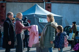 Ein schwerer Abschied. Judith (Lisa Maria Potthoff, 2.v.l.) und Niclas (Maximilian Br&uuml;ckner, l.) haben Oksana (Alina Danko, 2.v.r.) und ihre Tochter Nadja (Mariia Kasianenko, r.) bis zum Grenz&uuml;bergang zur Ukraine gebracht.