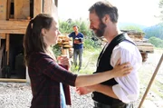 Sophie (Janina Flieger, li.) braucht unbedingt Verstärkung. Spontan engagiert sie Maximilian (Komparse, re.), mit dem sie im Sägewerk Schwär bereits zusammengearbeitet hat. Constantin (Robert Besta, Mi.) kommt gerade dazu und traut seinen Augen nicht. Sophie (Janina Flieger, li.) braucht unbedingt Verstärkung. Spontan engagiert sie Maximilian (Komparse, re.), mit dem sie im Sägewerk Schwär bereits zusammengearbeitet hat. Constantin (Robert Besta, Mi.) kommt gerade dazu und traut seinen Augen nicht.