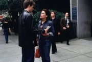 Die berühmte Schauspielerin Gloria Stanfield (Sherilyn Fenn, 2. v. l.) heiratet nach dem Tod ihres Mannes heimlich ihren minderjährigen Stiefsohn Kyle (Jonathan Bennett, l.). Nachdem die Detectives Benson (Mariska Hargitay, 2. v. r.) und Stabler (Christopher Meloni, r.) dies herausgefunden haben, suchen sie nach den beiden. Die berühmte Schauspielerin Gloria Stanfield (Sherilyn Fenn, 2. v. l.) heiratet nach dem Tod ihres Mannes heimlich ihren minderjährigen Stiefsohn Kyle (Jonathan Bennett, l.). Nachdem die Detectives Benson (Mariska Hargitay, 2. v. r.) und Stabler (Christopher Meloni, r.) dies herausgefunden haben, suchen sie nach den beiden.